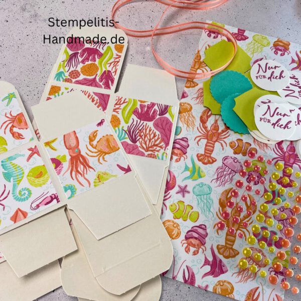 Handdekorierte Geschenkschachtel 5 cm mit maritimen Motiven, Geschenkbox mit Schleife in Grün, Detailansicht Geschenkschachtel Etikett „Nur für dich“, Geschenkschachtel mit bunter Meeresdekoration, Geschenkverpackung, Handgemachte maritime Schachtel mit Schleife, Bastelmaterial